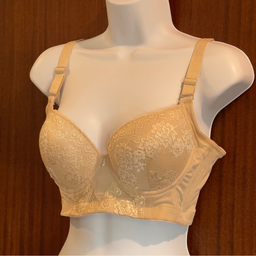 NWOT Nude Lace Underwire Bra Elegant Full Support Lingerie